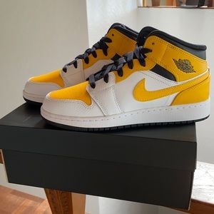 Aj 1 Kids 5.5 Women’s 7 Yellow Air Jordan 1 Mid
